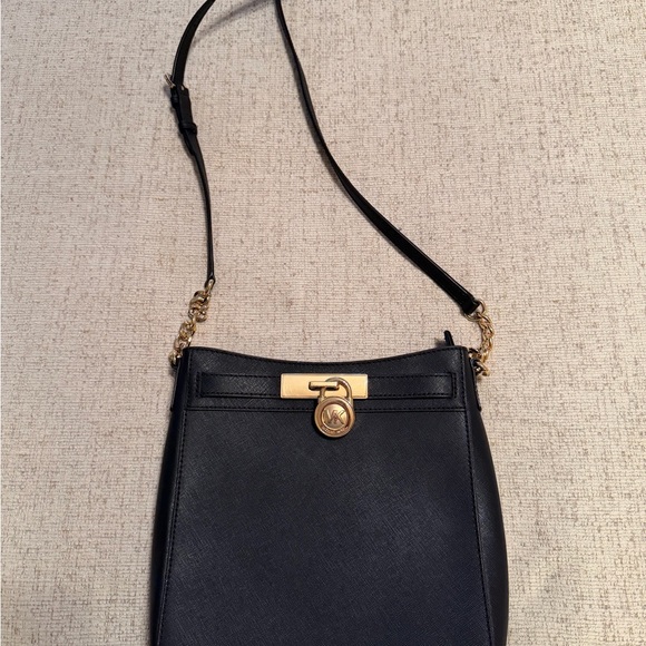 Michael Kors Elegant Black Shoulder Bag with Gold Accents - Picture 3 of 7